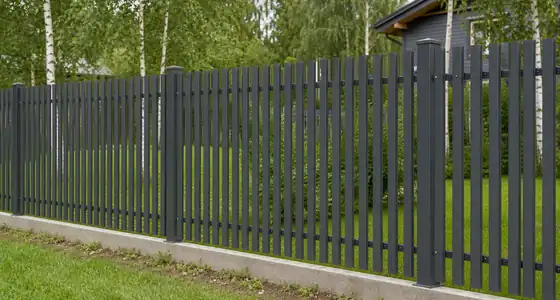 Графитовый забор из евроштакетника с просветами